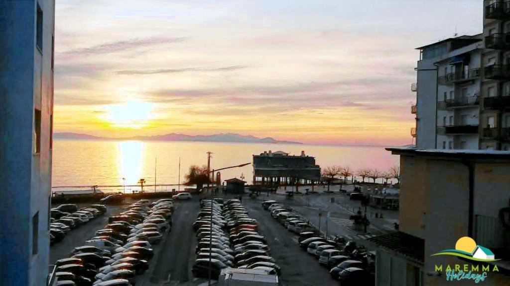 - un parking avec des voitures garées en face de l'océan dans l'établissement Maremma Holidays-Casa Magò, à Follonica