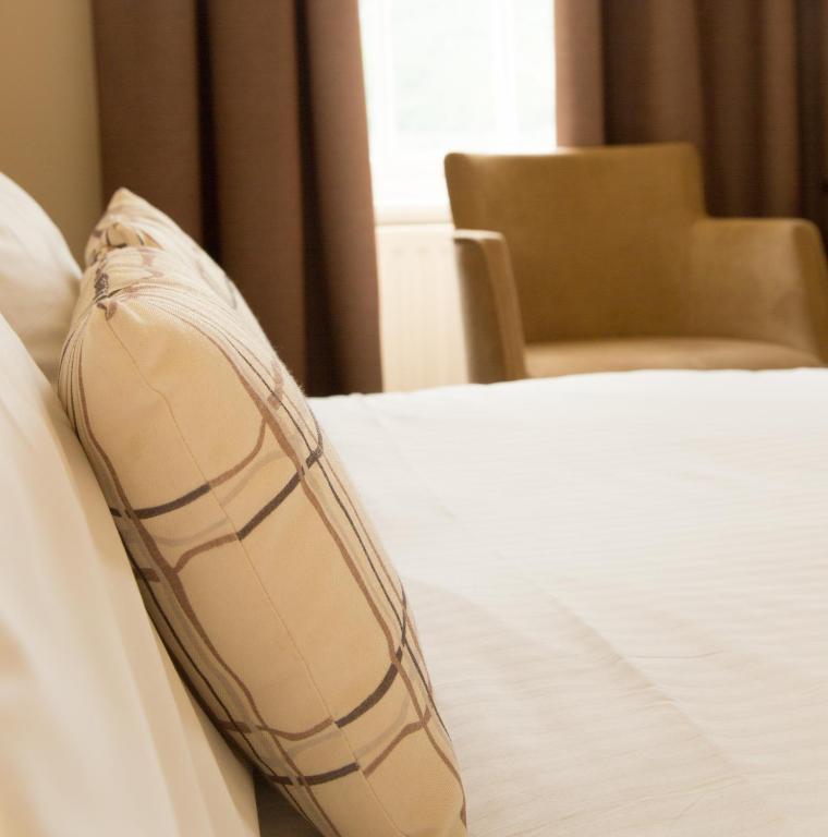Postel nebo postele na pokoji v ubytování Arrochar Hotel 'A Bespoke Hotel'