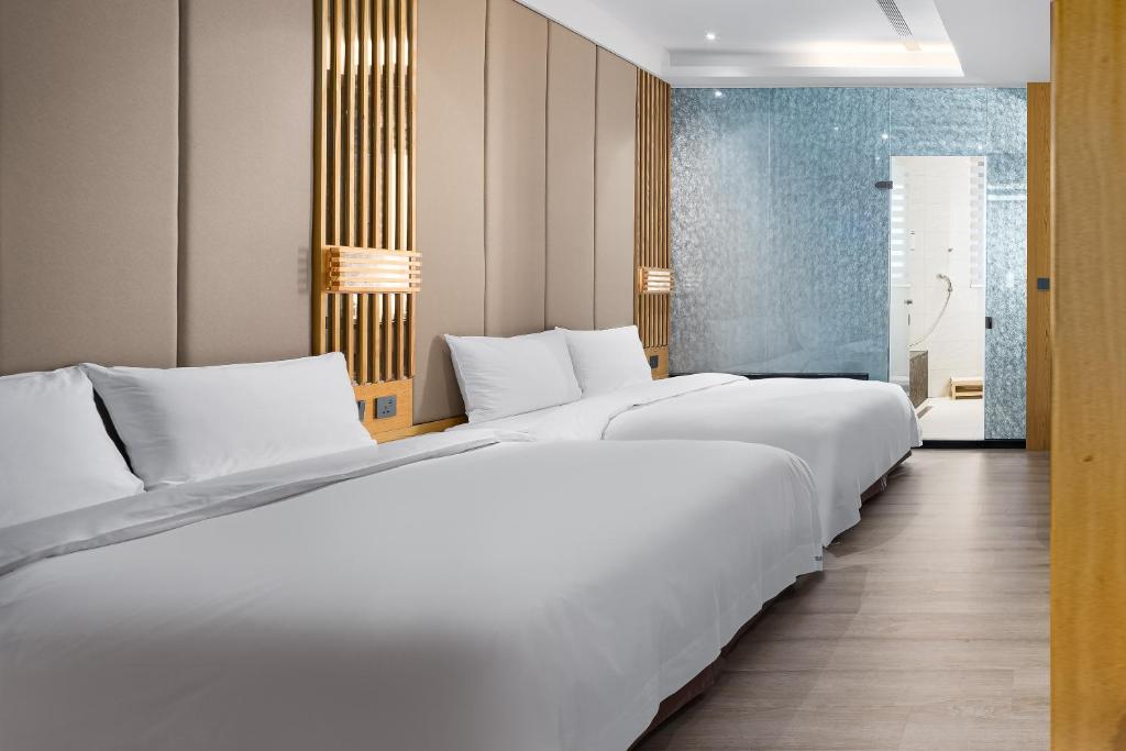 Postel nebo postele na pokoji v ubytování Gamalan FL Spring Hotel