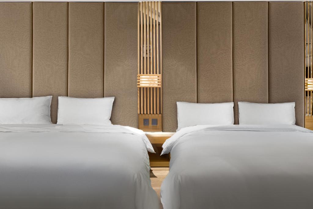 Postel nebo postele na pokoji v ubytování Gamalan FL Spring Hotel