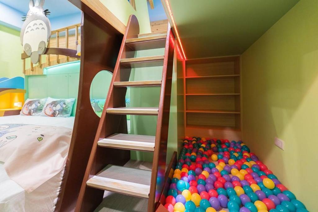 Palanda nebo palandy na pokoji v ubytování Kids Fun B&B