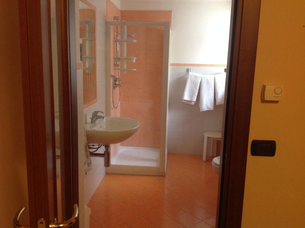 uma casa de banho com um lavatório e um chuveiro em Hotel Persico em Saluzzo