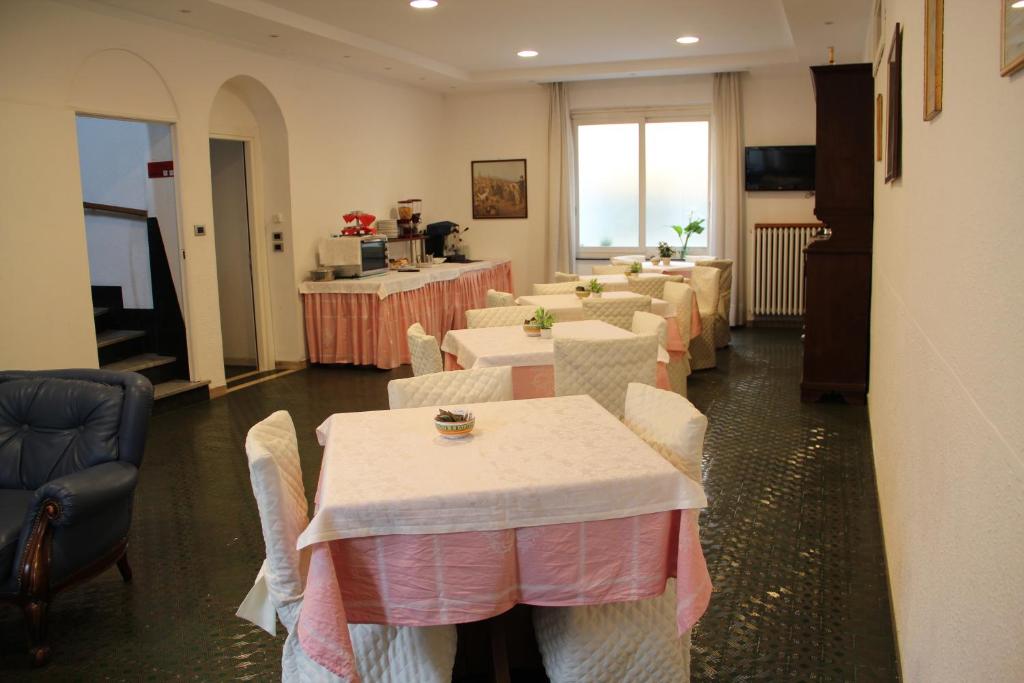TV a/nebo společenská místnost v ubytování Hotel Persico