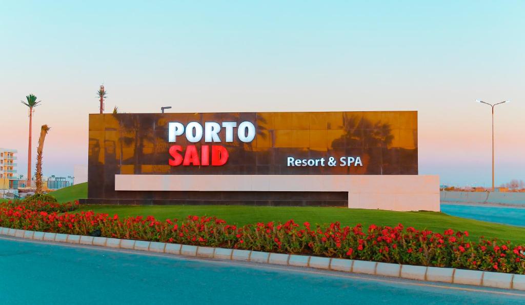 een bord voor een verkoop in een resort bij Porto Said Resort Rentals in `Ezbet Shalabi el-Rûdi