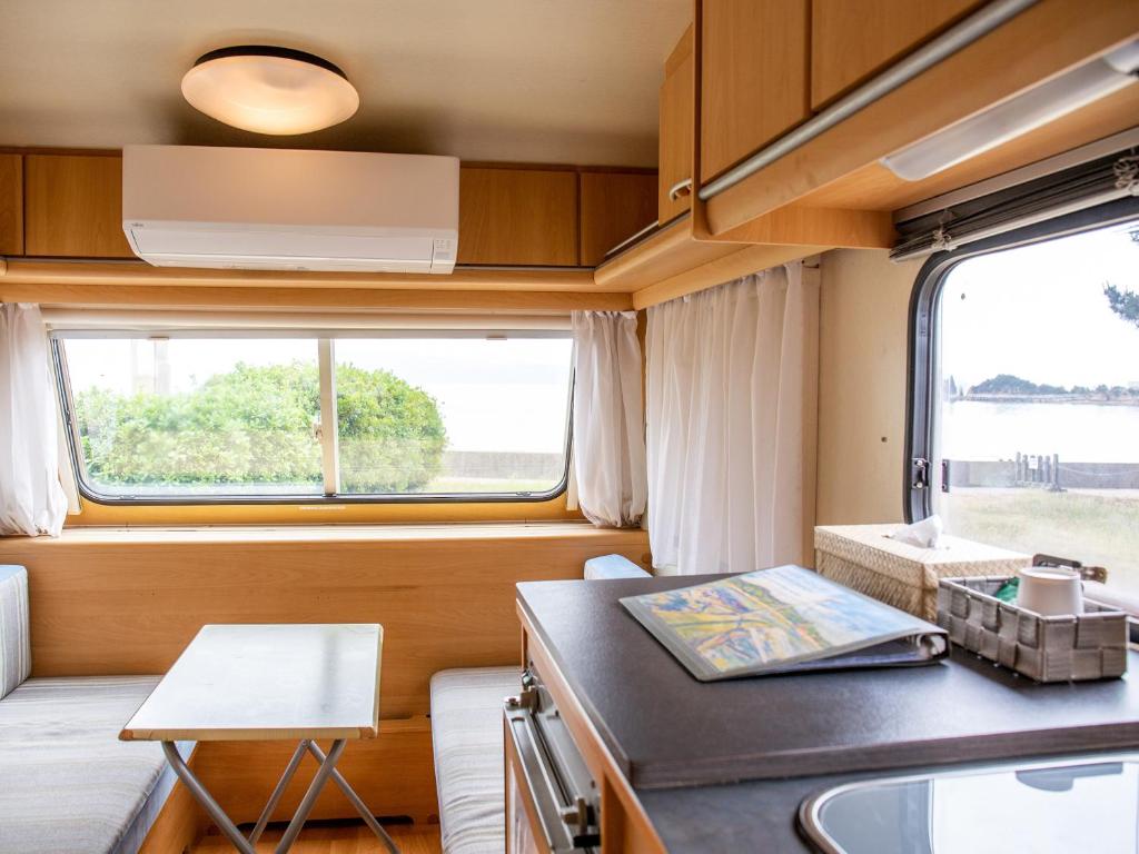 Posezení v ubytování 直島町ふるさと海の家 つつじ荘 -SeaSide Park Stay Tsutsujiso-