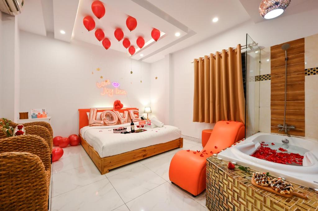 Giường trong phòng chung tại Joy Inn Cong Hoa Hotel