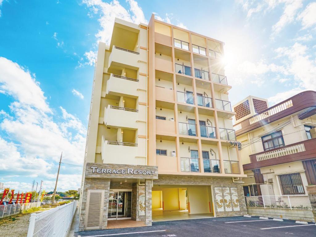 un edificio con un cartello che legge il resort storico di Terrace Resort Mihama Chatan a Chatan