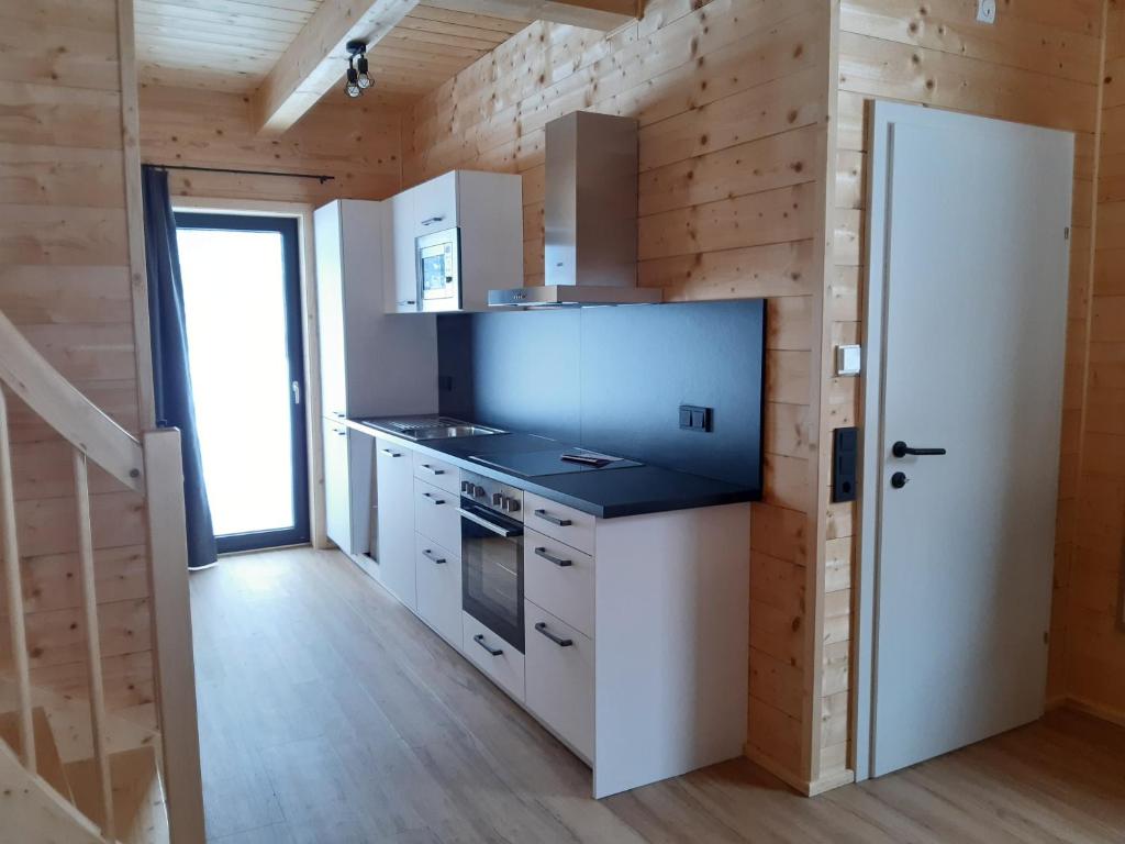 Kuchyňa alebo kuchynka v ubytovaní Alpenchalets Nassfeld