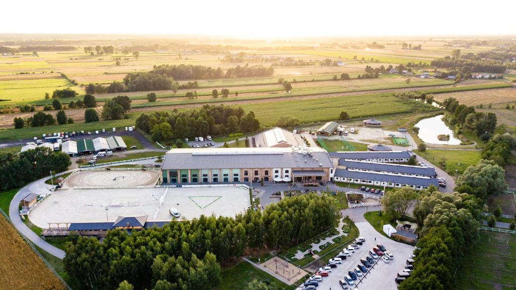 Pohľad z vtáčej perspektívy na ubytovanie Salio Equisport Resort