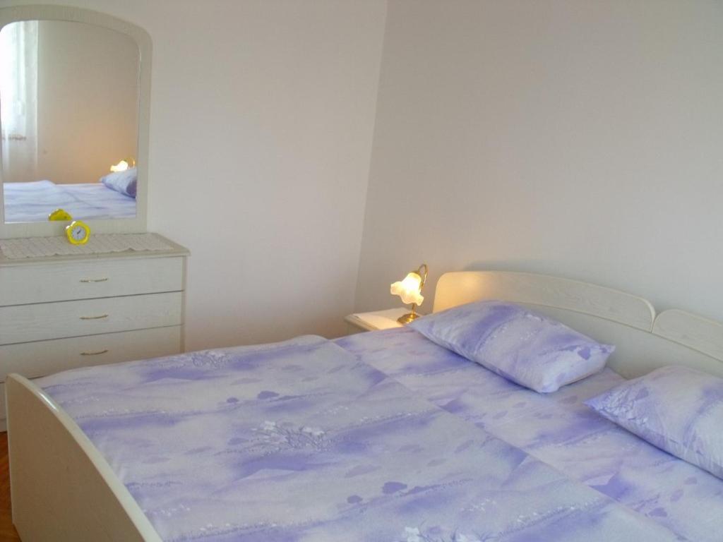 A bed or beds in a room at Apartments Cerin