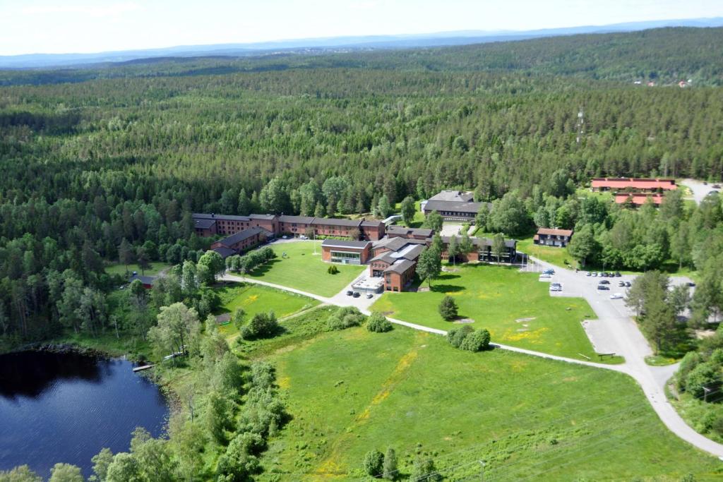 eine Luftansicht eines Resorts mit See und Bäumen in der Unterkunft Sørmarka Konferansehotell in Siggerud
