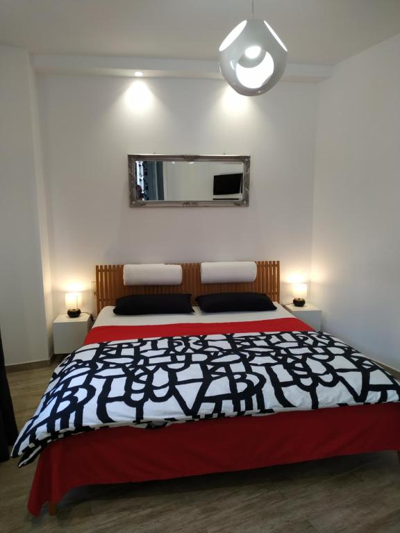 a bedroom with a bed and a mirror on the wall at Altozano Room II, Estudió centro de Málaga Gayfriendly, Wi-Fi gratis in Málaga