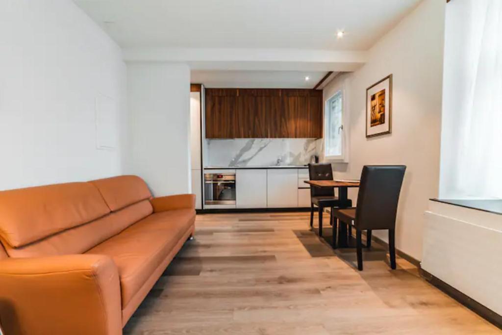 a living room with a couch and a table at Wohnung Mitten in Altdorf in Altdorf