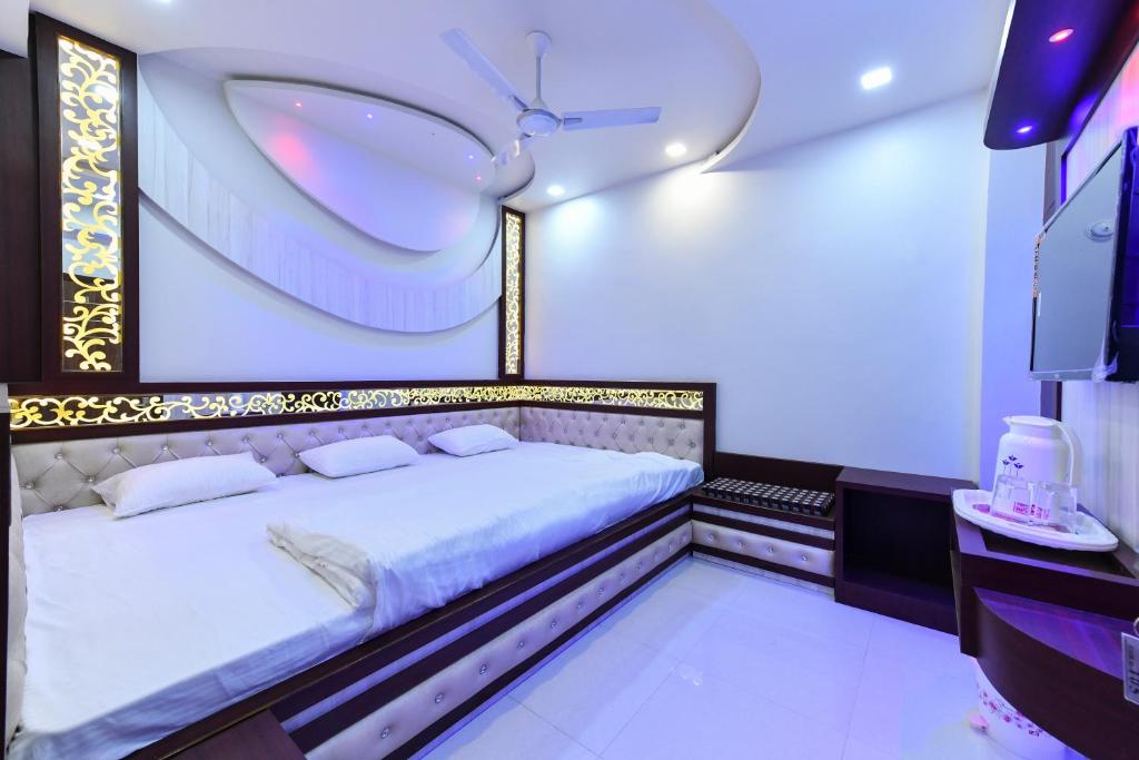 Postel nebo postele na pokoji v ubytování HN Palace Homestay