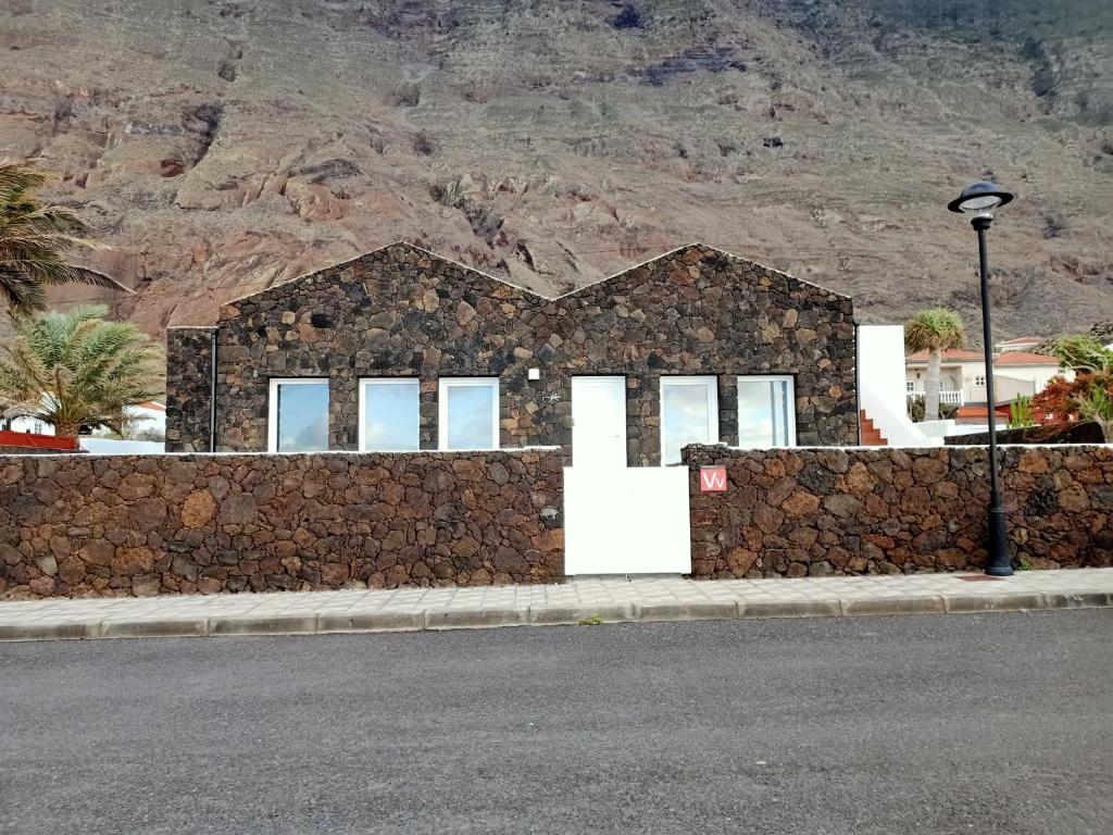 una casa a un lado de la carretera en Villa Gallotia en Las Puntas