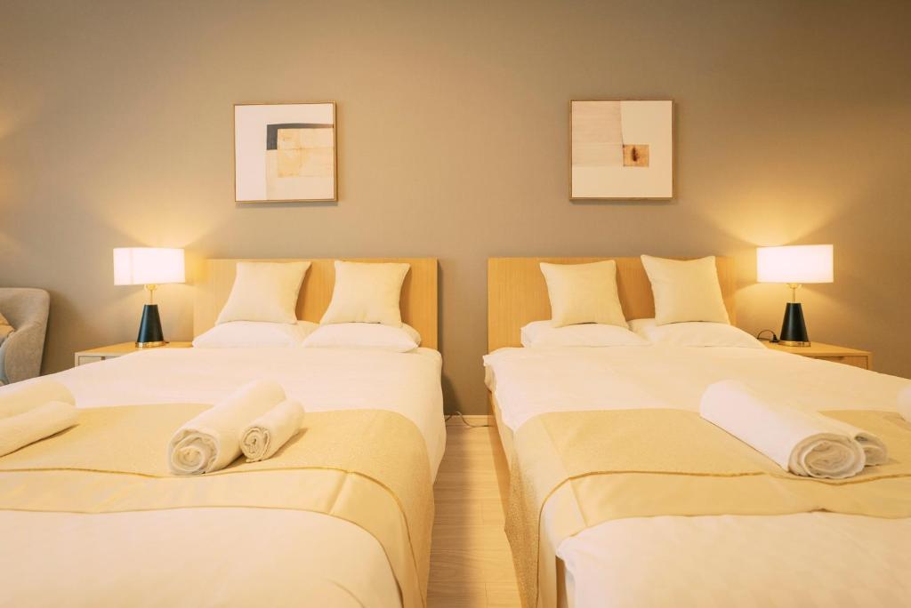 Postel nebo postele na pokoji v ubytování 谷町君 HOTEL 恵美須町72