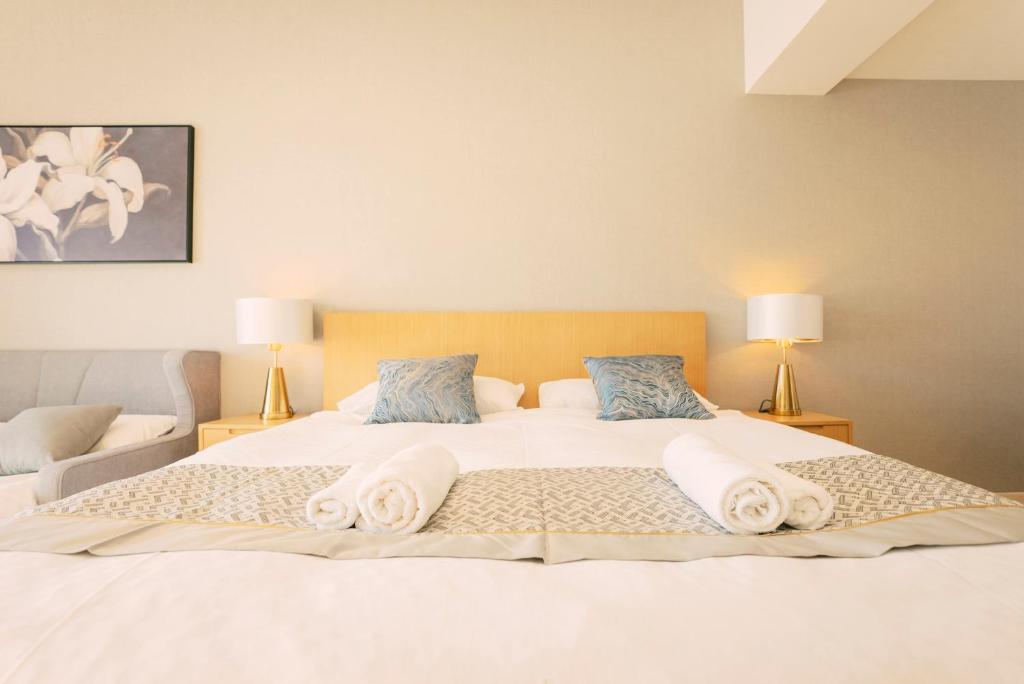 Postel nebo postele na pokoji v ubytování 谷町君 HOTEL 恵美須町72