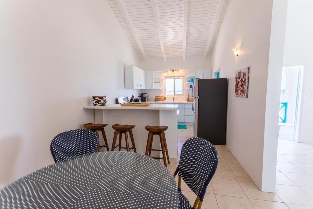 Kuchyň nebo kuchyňský kout v ubytování Coralito Bay Suites & Villas