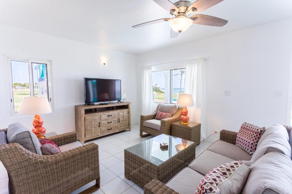 TV a/nebo společenská místnost v ubytování Coralito Bay Suites & Villas