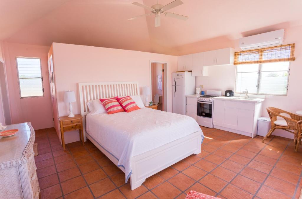Kuchyň nebo kuchyňský kout v ubytování Coralito Bay Suites & Villas