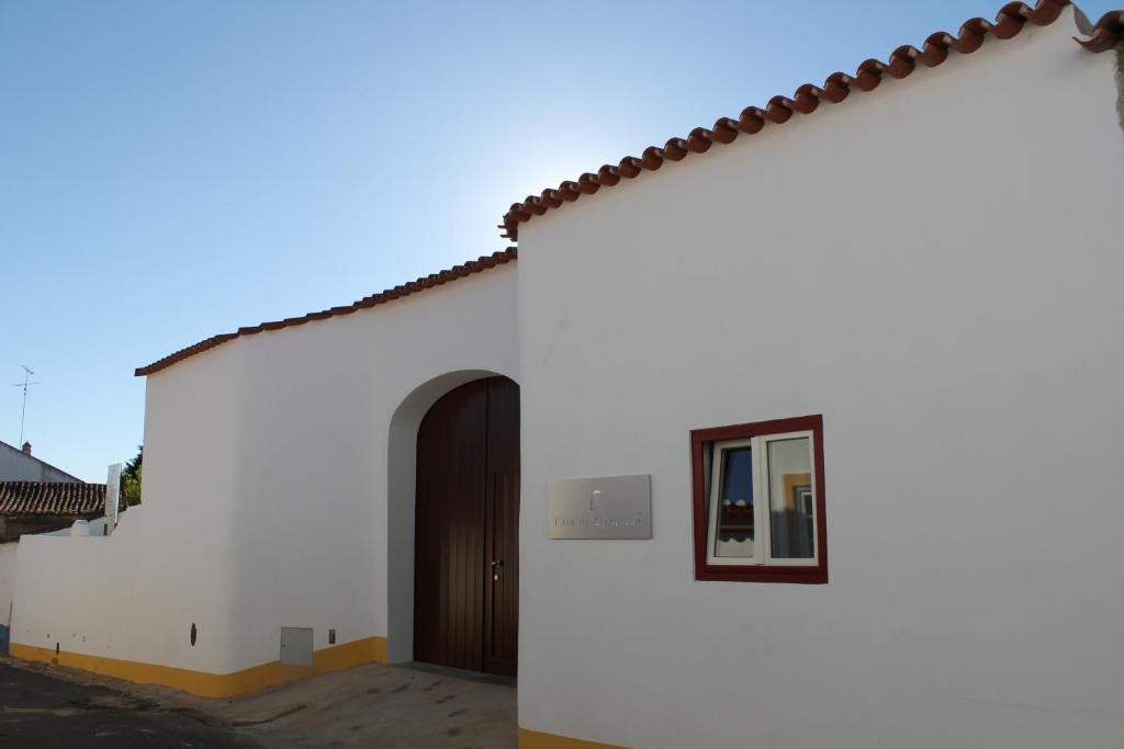 a white building with a door on the side at Casa da Estalagem - Turismo Rural in Ervidel