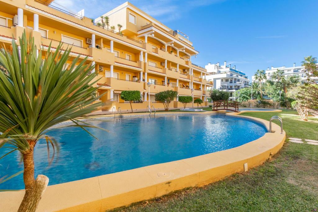 uma piscina em frente a um edifício em Spacious Penthouse No Car Needed em Denia