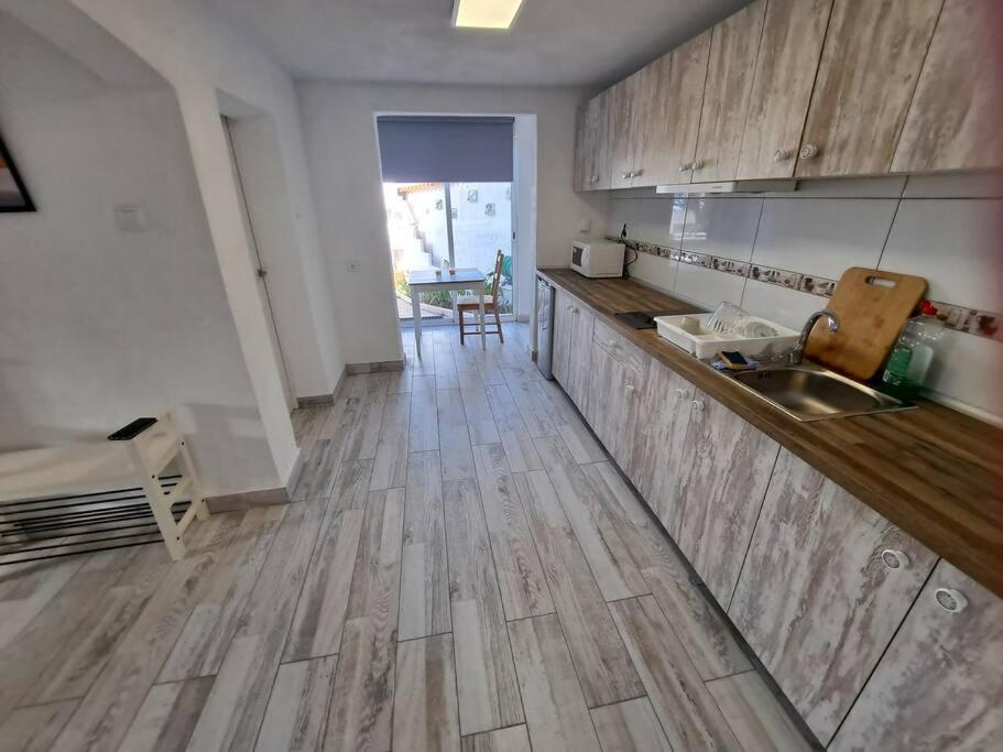 Kuchyň nebo kuchyňský kout v ubytování Tenerife Apartment Dulcynea with terrace and garden 600m2 with ocean and Teide view