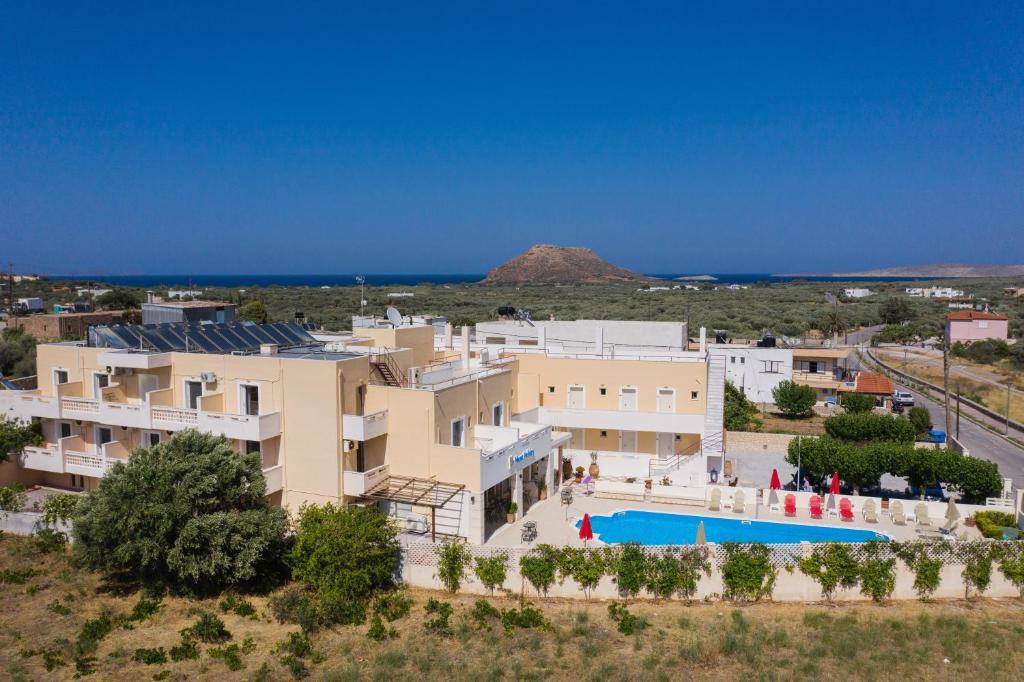 Bazén v ubytování Hiona Holiday Hotel nebo v jeho okolí