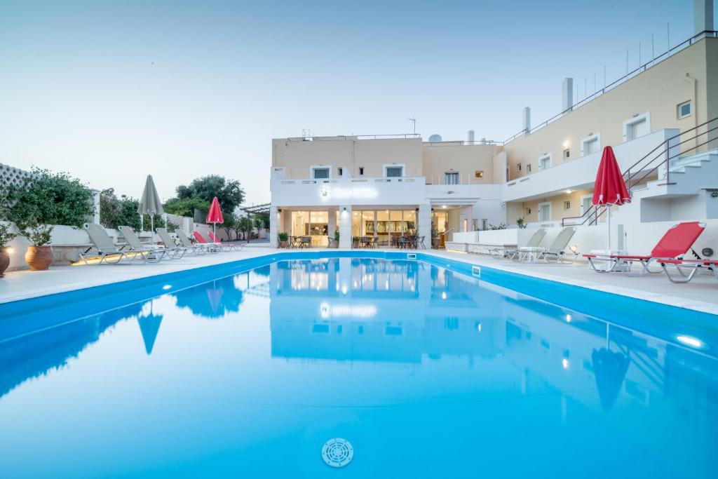 Bazén v ubytování Hiona Holiday Hotel nebo v jeho okolí