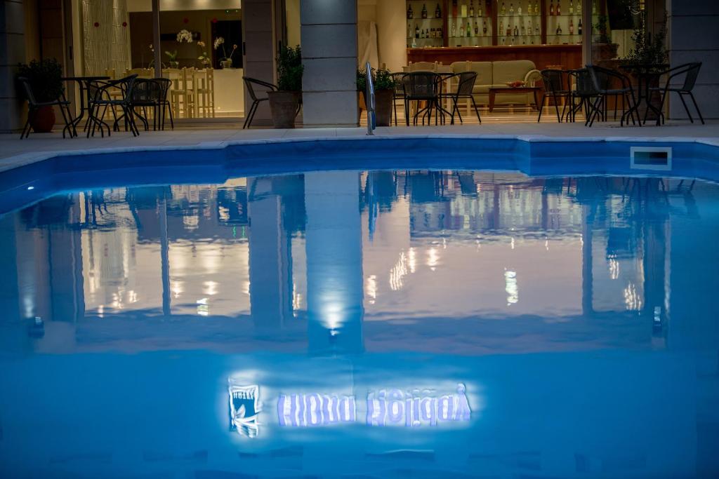 Bazén v ubytování Hiona Holiday Hotel nebo v jeho okolí