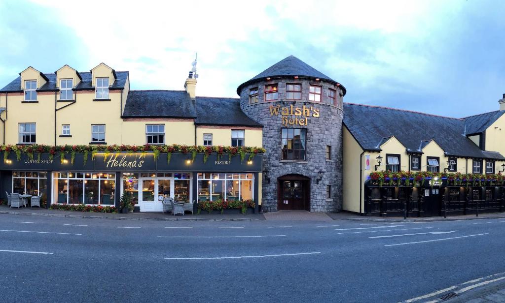 um edifício ao lado de uma rua em Walsh's Hotel and Apartments em Maghera