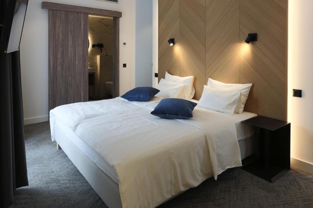 Hotel MIR - Tweepersoonskamer Met 1 Of 2 Bedden En Balkon