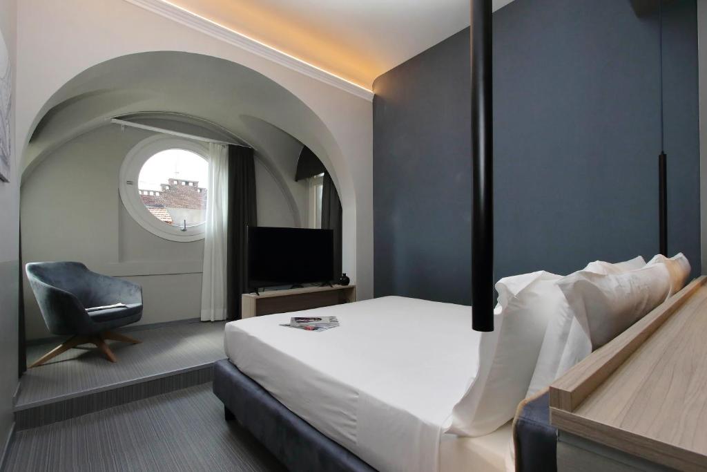 A bed or beds in a room at Vico Fashion District