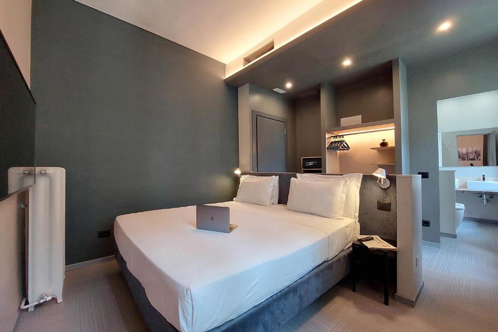 A bed or beds in a room at Vico Fashion District