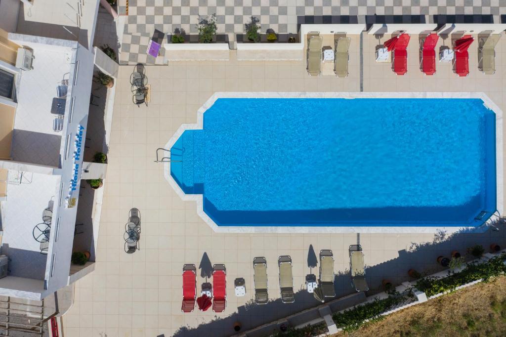 Bazén v ubytování Hiona Holiday Hotel nebo v jeho okolí