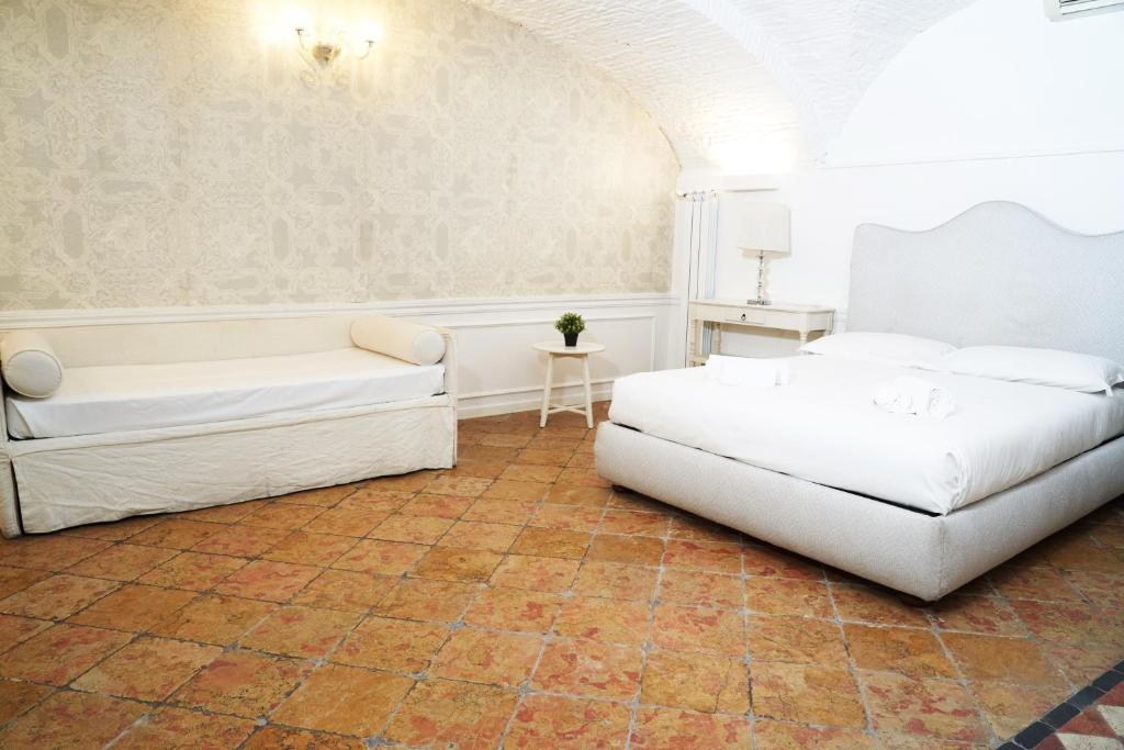 a bedroom with two beds and a bathtub at Domus Suite 14 in Rome