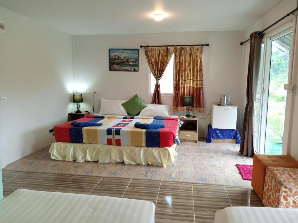 Postel nebo postele na pokoji v ubytování Lanta Dareen Garden Home