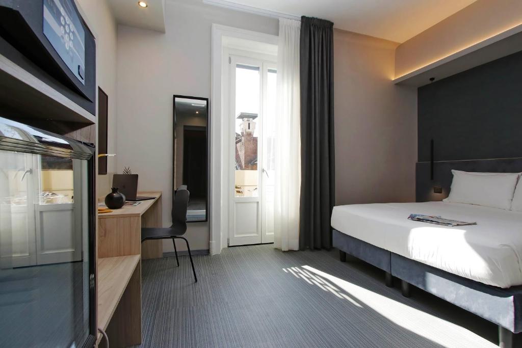 A bed or beds in a room at Vico Fashion District