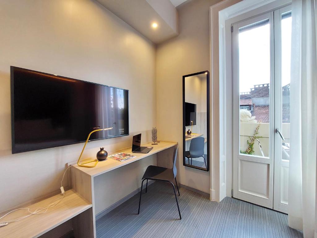 A television and/or entertainment centre at Vico Fashion District