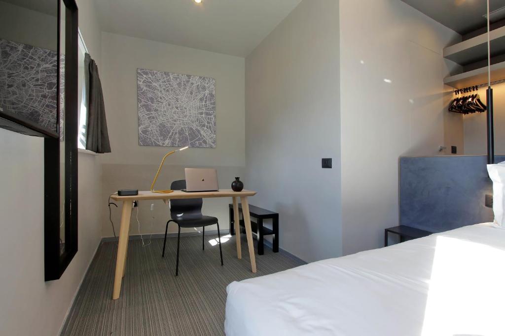 A bed or beds in a room at Vico Fashion District