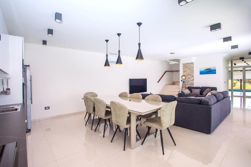 Televízia a/alebo spoločenská miestnosť v ubytovaní Seaview holiday home Lemona