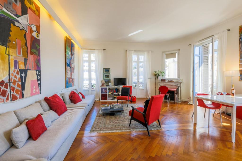 sala de estar con sofá y mesa en Victor Hugo Palais AP3061 by Riviera Holiday Homes, en Niza