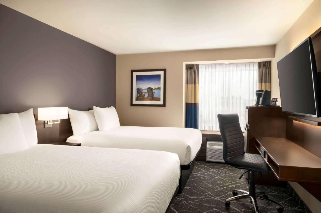 Microtel Inn & Suites by Wyndham Aurora - 皇后区有两张大号床和淋浴 - 不吸烟