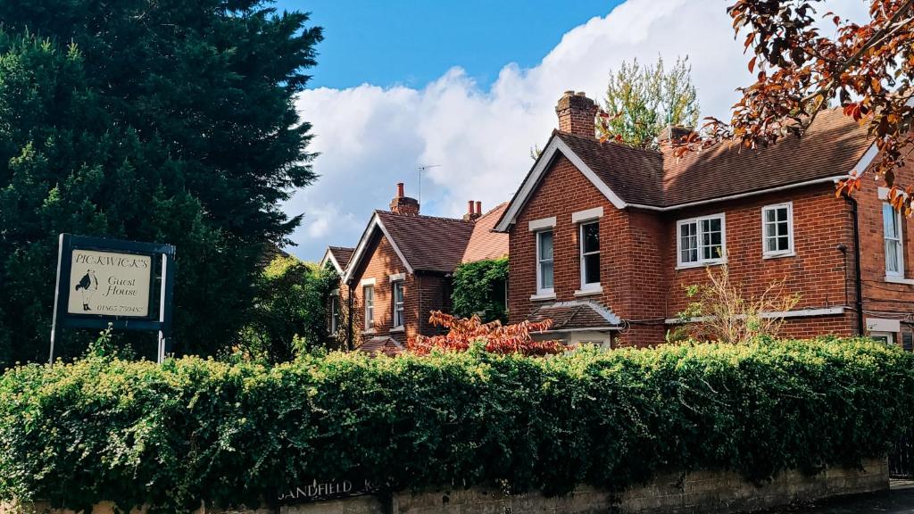 a house with a sign in front of it at Pickwicks Guest House in Oxford