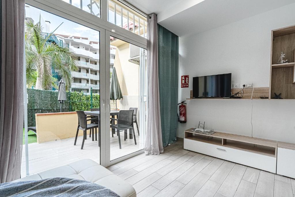 Televízia a/alebo spoločenská miestnosť v ubytovaní APARTAMENTO DE LUJO EN MARE VERDE