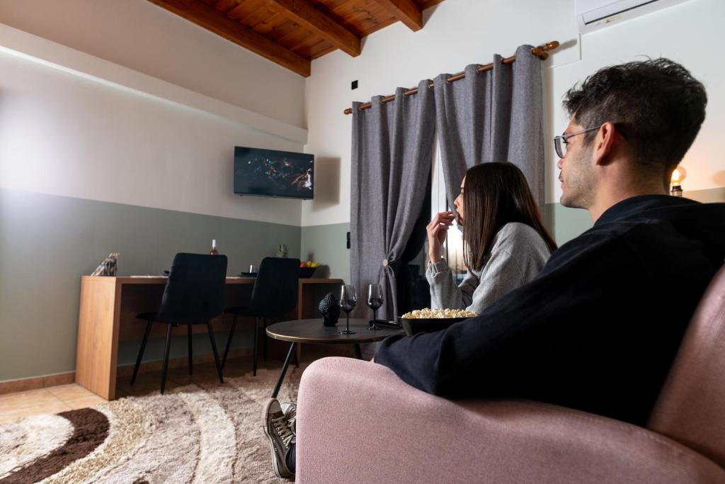 TV a/nebo společenská místnost v ubytování Eagle's Nest City Apartments