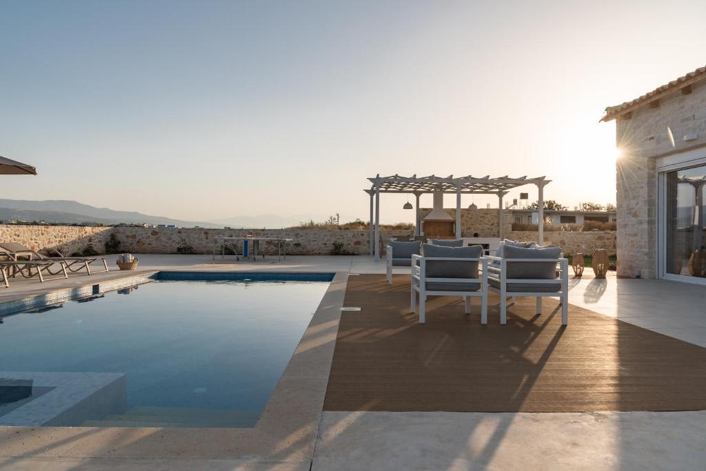 Bazén v ubytovaní Evaero Villas I, II, III, IV, Family Retreats, By ThinkVilla alebo v jeho blízkosti