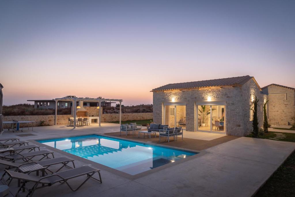 Bazén v ubytovaní Evaero Villas I, II, III, IV, Family Retreats, By ThinkVilla alebo v jeho blízkosti