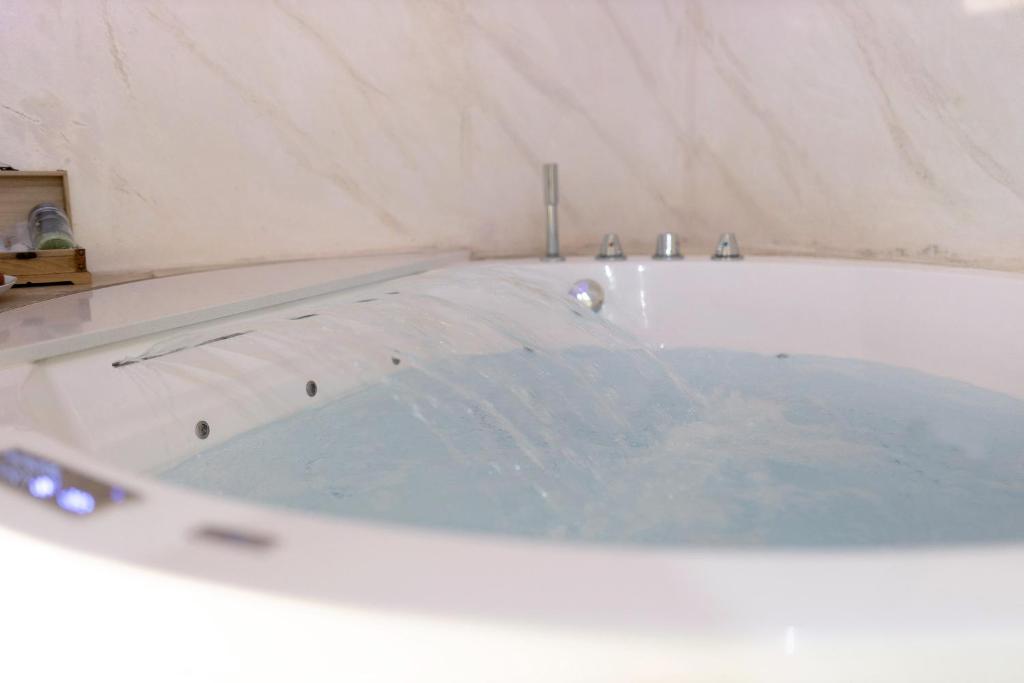 Fotografia z galérie ubytovania La stanza segreta con spa privata v destinácii Dolceacqua