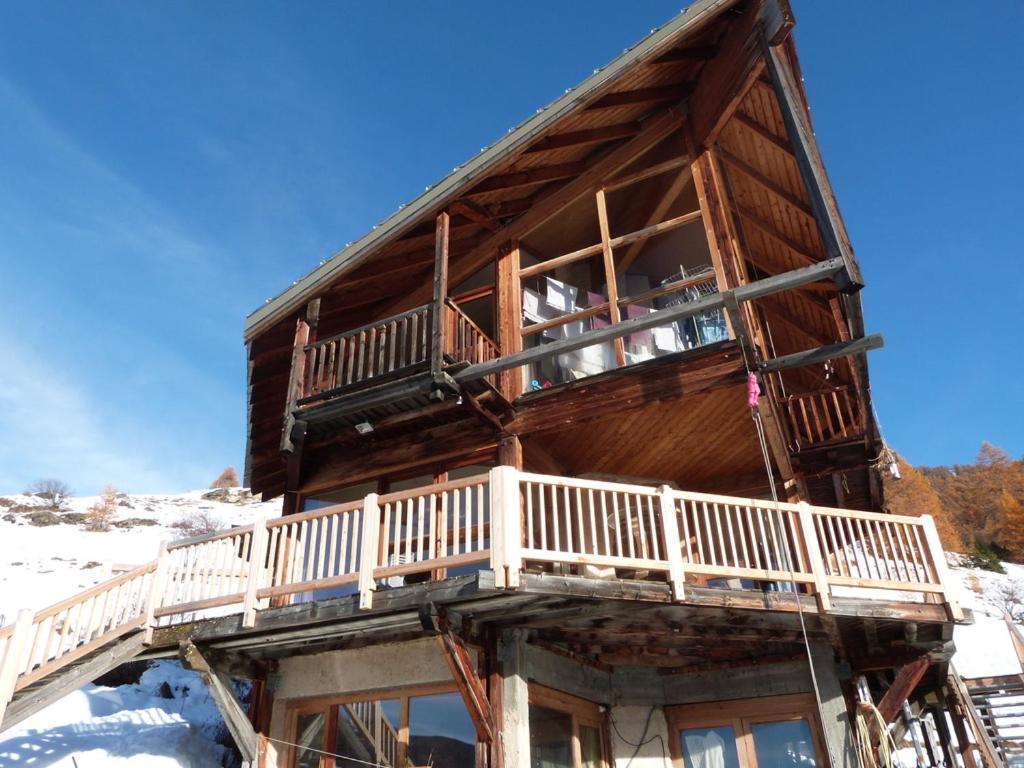 Cette cabane en rondins dispose d'un balcon dans la neige. dans l'établissement Chalet panoramique, à Château-Ville-Vieille